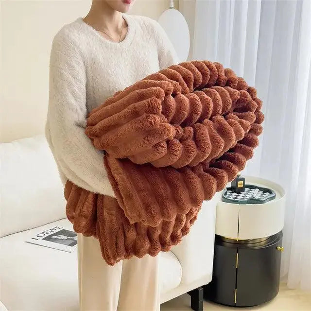 "Luksuriøst plysset fleece tæppe i blød beige. Perfekt til sofa eller seng for ekstra varme og hygge, fås i flere størrelser.