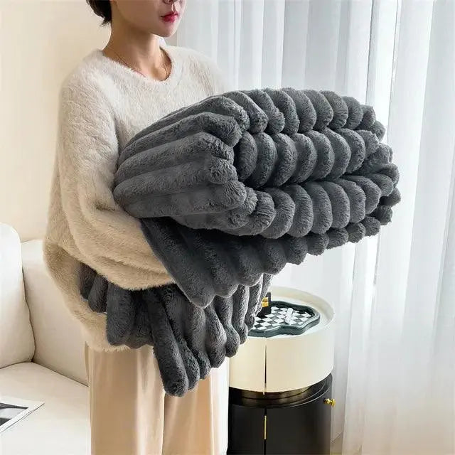 "Luksuriøst plysset fleece tæppe i blød beige. Perfekt til sofa eller seng for ekstra varme og hygge, fås i flere størrelser.