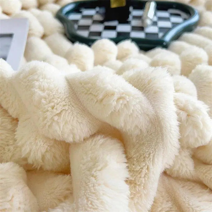 "Luksuriøst plysset fleece tæppe i blød beige. Perfekt til sofa eller seng for ekstra varme og hygge, fås i flere størrelser.