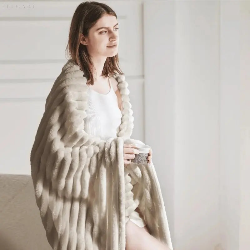 "Luksuriøst plysset fleece tæppe i blød beige. Perfekt til sofa eller seng for ekstra varme og hygge, fås i flere størrelser.