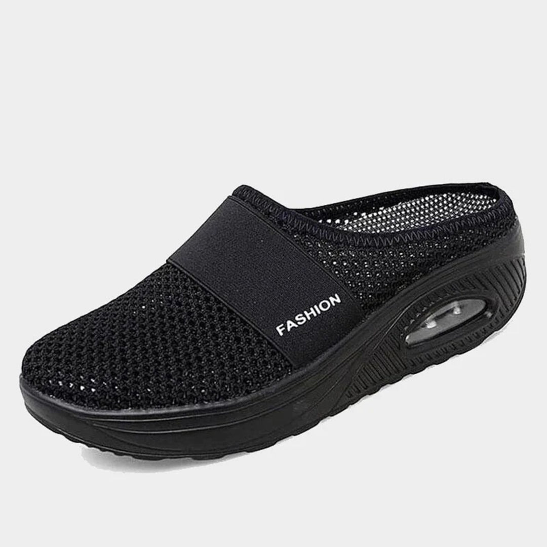"Luksus Emma slippers sort med blødt materiale og elegant design, perfekt til hjemme- og udendørsbrug, damesko."