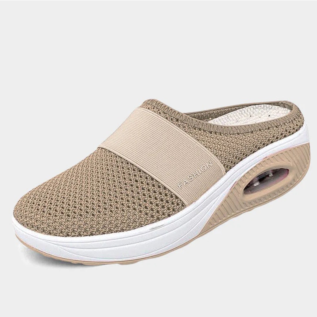 "Luksus Emma slippers sort med blødt materiale og elegant design, perfekt til hjemme- og udendørsbrug, damesko."