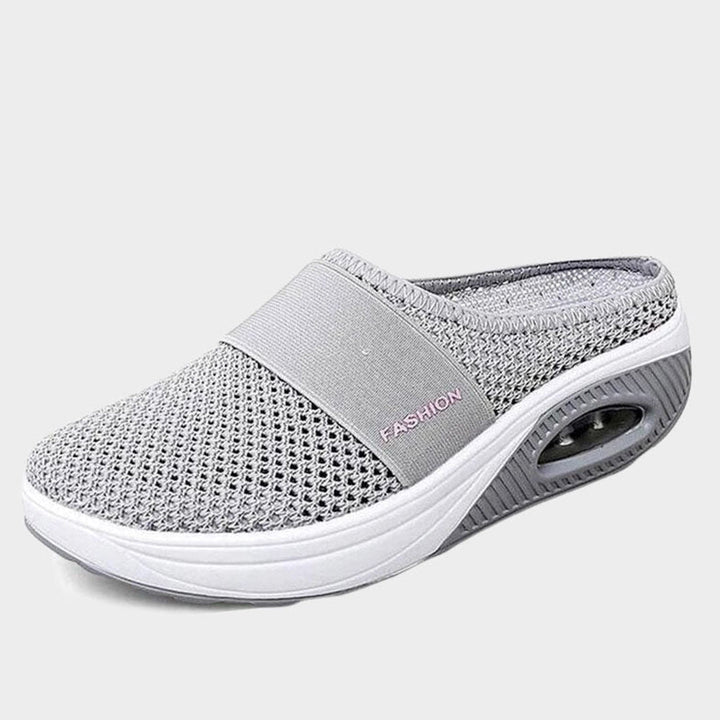 "Luksus Emma slippers sort med blødt materiale og elegant design, perfekt til hjemme- og udendørsbrug, damesko."