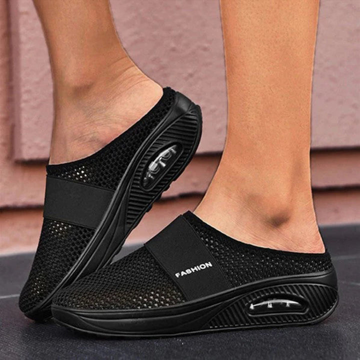 "Luksus Emma slippers sort med blødt materiale og elegant design, perfekt til hjemme- og udendørsbrug, damesko."