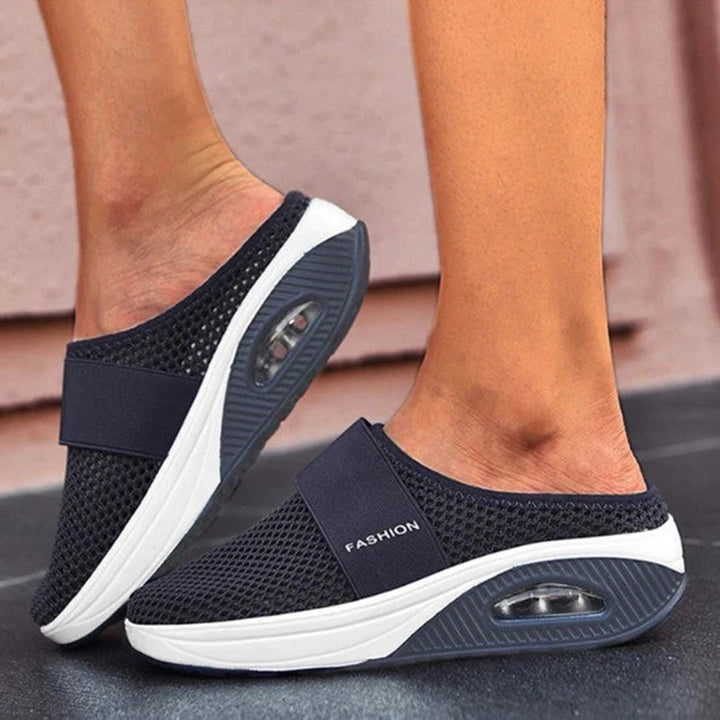 "Luksus Emma slippers sort med blødt materiale og elegant design, perfekt til hjemme- og udendørsbrug, damesko."