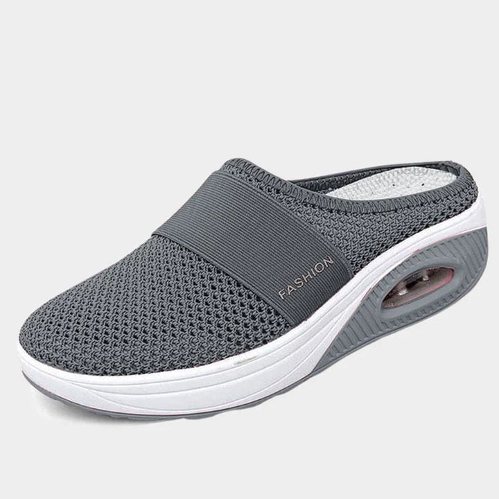 "Luksus Emma slippers sort med blødt materiale og elegant design, perfekt til hjemme- og udendørsbrug, damesko."