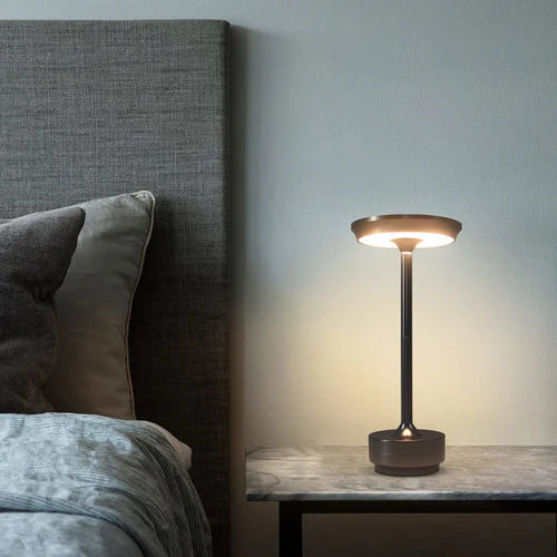 "Luksus trådløs bordlampe i moderne design, elegant metalfinish, justerbart lys, passer til enhver indretning."