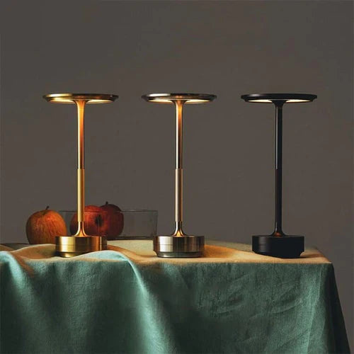"Luksus trådløs bordlampe i moderne design, elegant metalfinish, justerbart lys, passer til enhver indretning."
