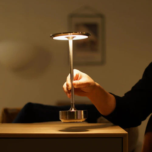 "Luksus trådløs bordlampe i moderne design, elegant metalfinish, justerbart lys, passer til enhver indretning."