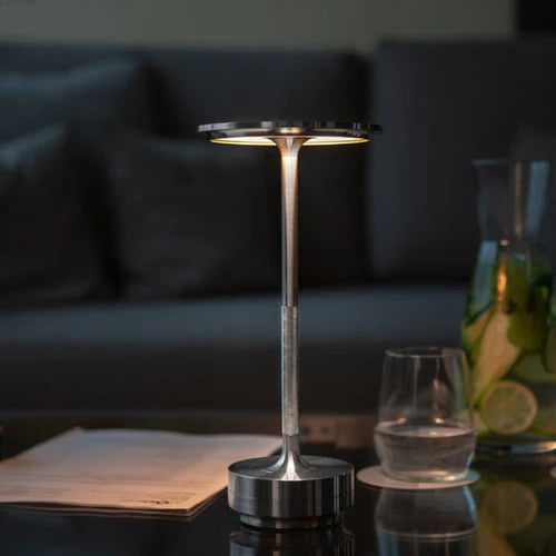 "Luksus trådløs bordlampe i moderne design, elegant metalfinish, justerbart lys, passer til enhver indretning."