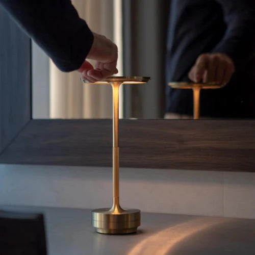 "Luksus trådløs bordlampe, skandinavisk design, LED, minimalistisk, guld, sølv, sort, perfekt til moderne indretning"