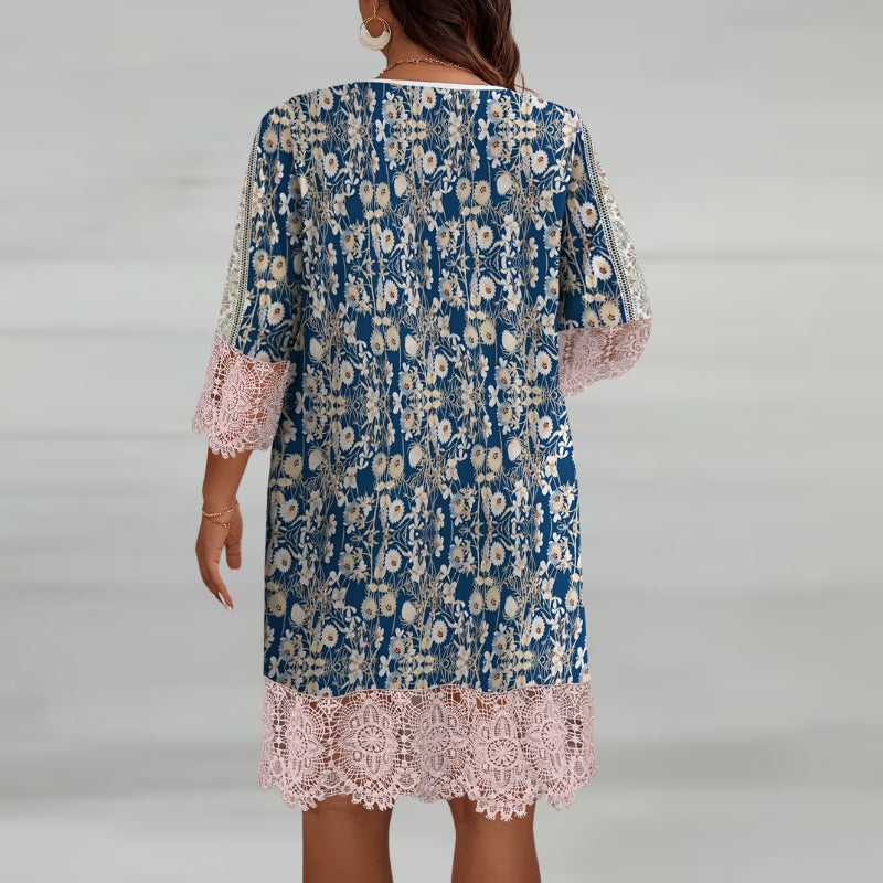 Elegant printet damekjole i midi længde med løs pasform, V-udskæring og lange ærmer. Alsidig sommerkjole.