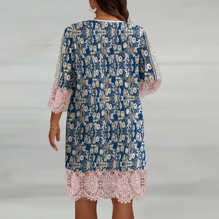 Elegant printet damekjole i midi længde med løs pasform, V-udskæring og lange ærmer. Alsidig sommerkjole.