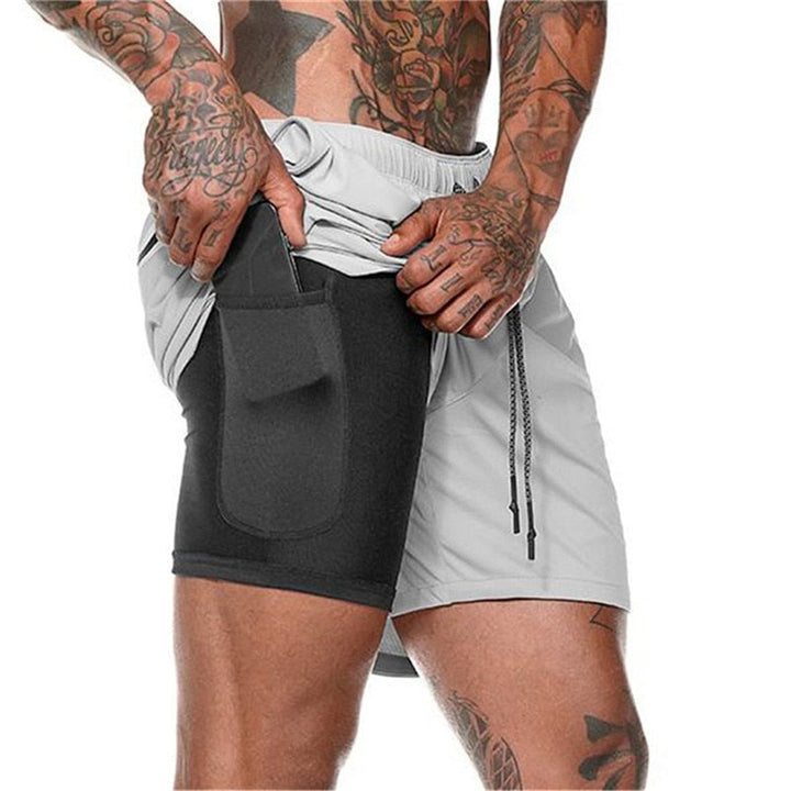 Detaljebillede af mobillommen på 2-i-1 løbeshorts til mænd; sikker opbevaring under sport.