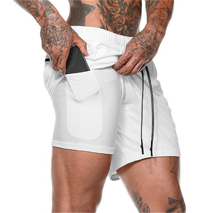 Mand løber i lette sorte 2-i-1 træningsshorts; perfekte til sport, løb og sommer.