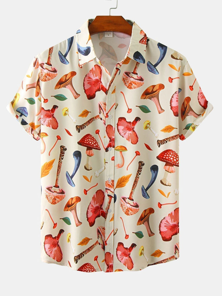Mænds beige kortærmet skjorte med moderne all-over print, perfekt til sommer og afslappet hverdag.