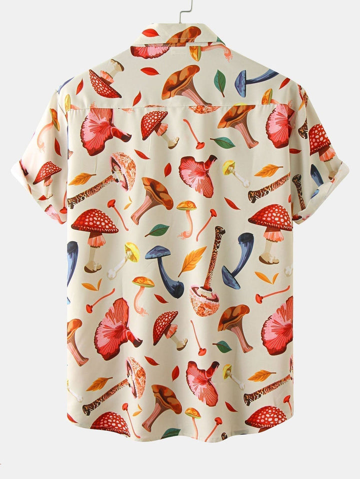 Stilfuld herreskjorte med letvægtsstof og print. Kortærmet design til sommer og afslappede lejligheder.