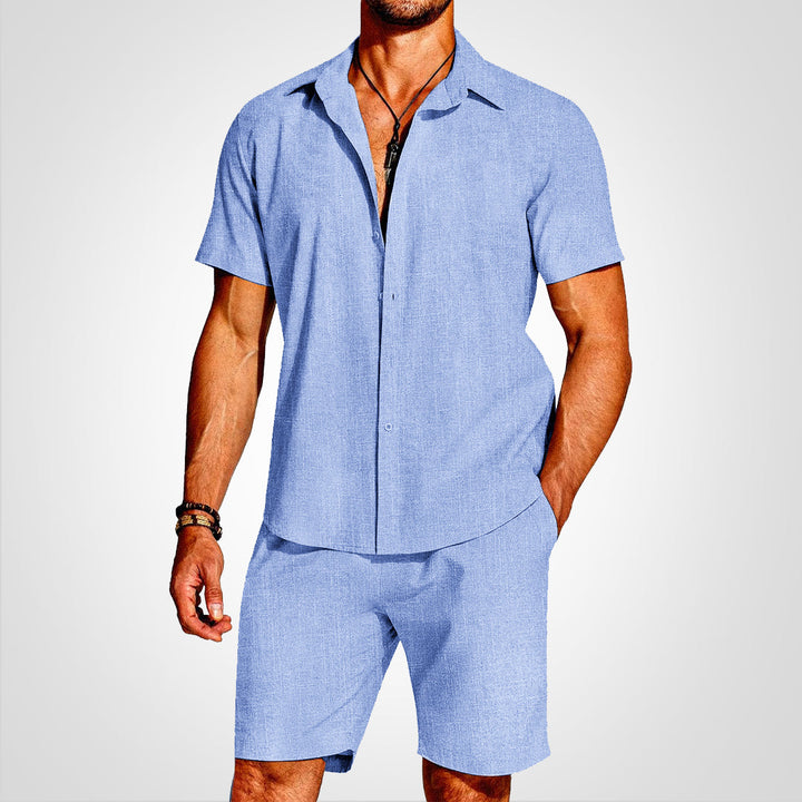Stilfuldt mænds todelt sommer sæt. Perfekt til fritid, ferie & afslappede sommeroutfits.
