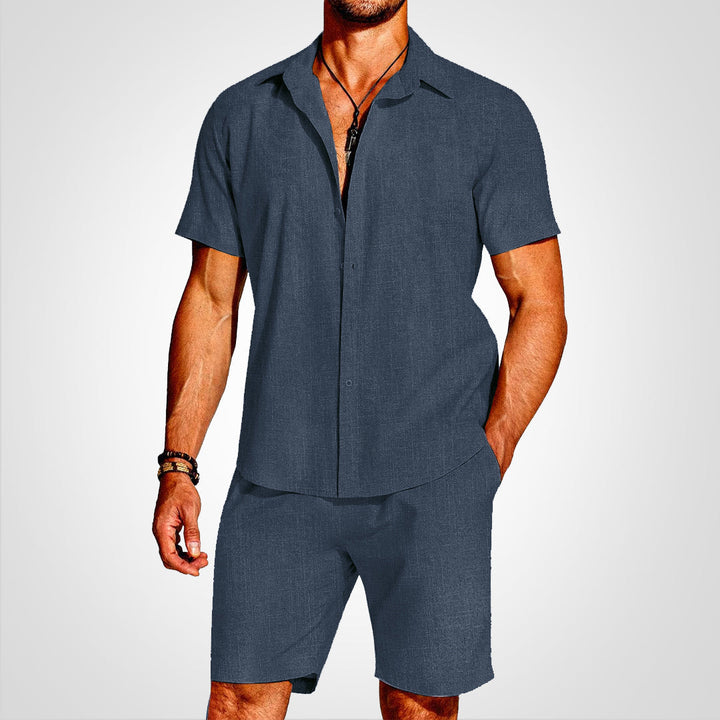 Mænds todelt sæt med kortærmet skjorte & shorts. Ideel til stilfuldt sommeroutfit & fritid.