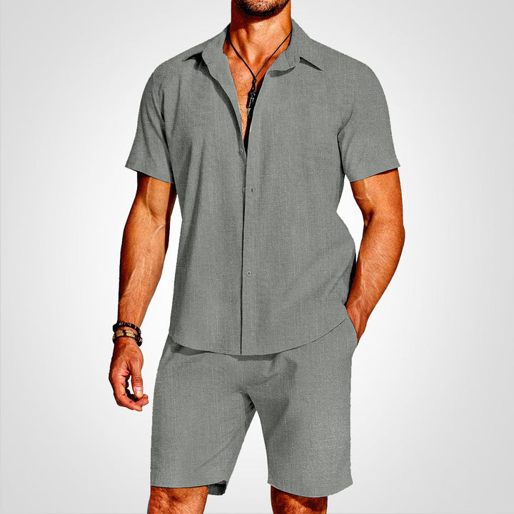 Mænds komfortable sommer sæt. Åndbar skjorte og matchende shorts for en stilfuld og afslappet sommer.