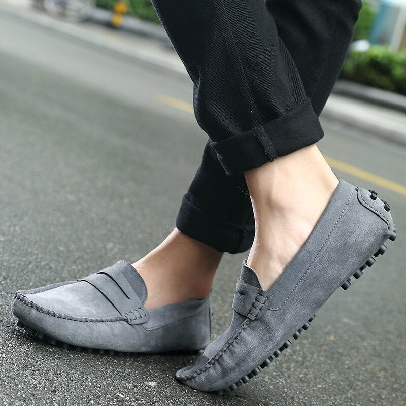 Alsidige italienske casual loafers til mænd, perfekte sommersko med fokus på komfort.