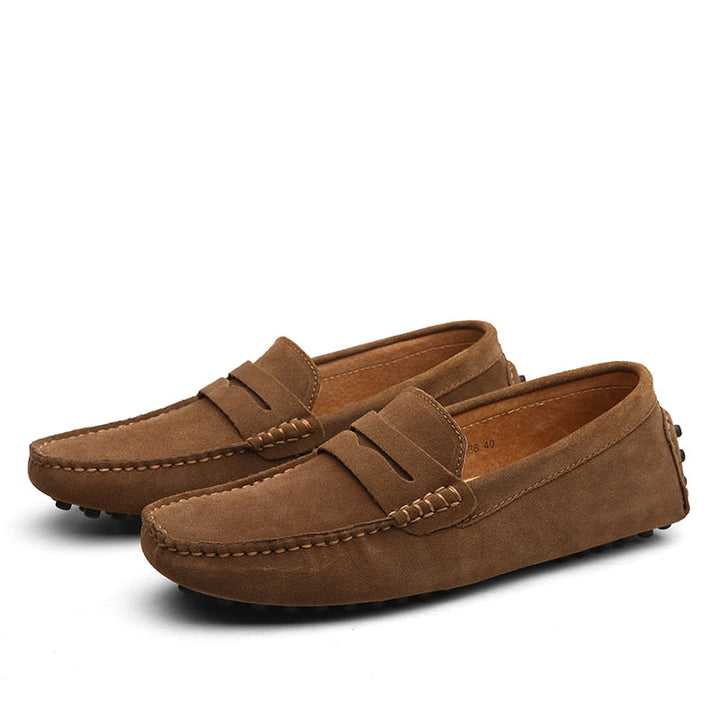 Sideprofil af elegante italienske loafers til mænd, et must-have for moderne fodtøj.