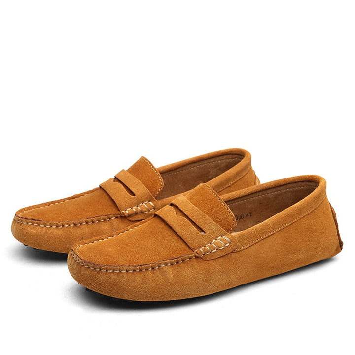 Stilfulde italienske loafers på fødder, viser komfort, design og hverdags elegance.