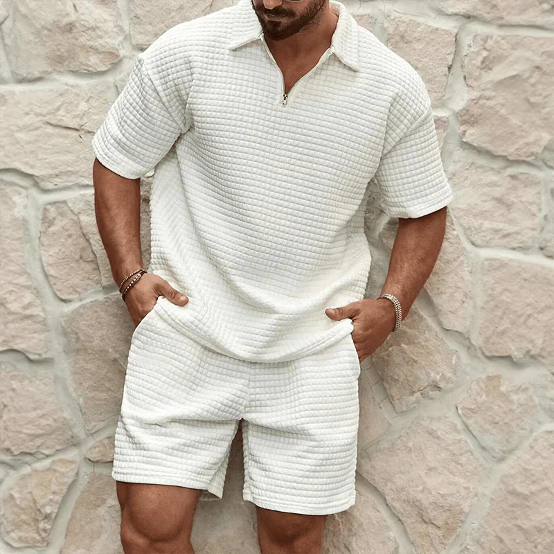 Mænds todelt sommersæt med afslappet t-shirt og komfortable shorts, perfekt til fritid og hverdag.