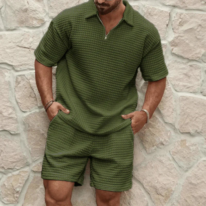Stilfuldt mænds sommersæt med matchende t-shirt og shorts, ideelt til afslappet brug og fritidstøj.