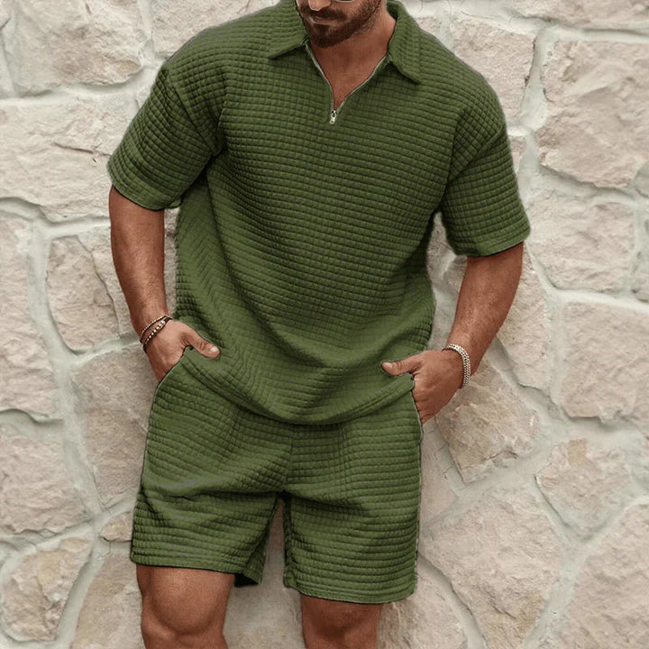 Stilfuldt mænds sommersæt med matchende t-shirt og shorts, ideelt til afslappet brug og fritidstøj.
