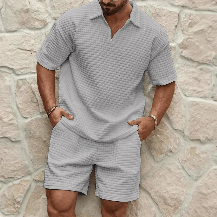 Mænds afslappede todelte sæt til sommer: t-shirt og shorts til hverdag, strand eller fritid.