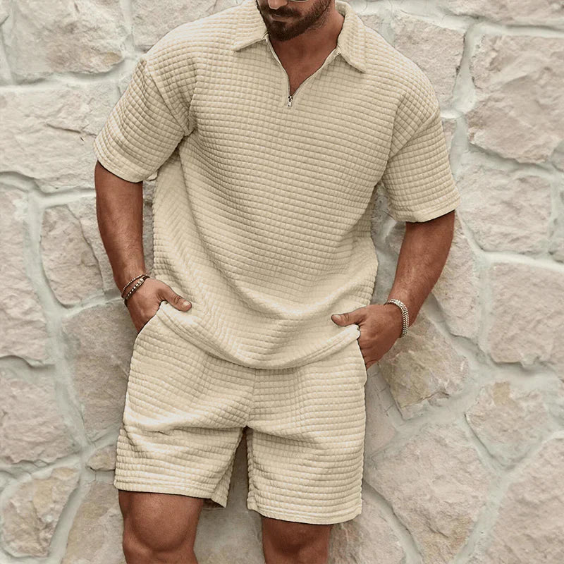 Lyst mænds todelt sommersæt med kortærmet t-shirt og matchende shorts for maksimal komfort.