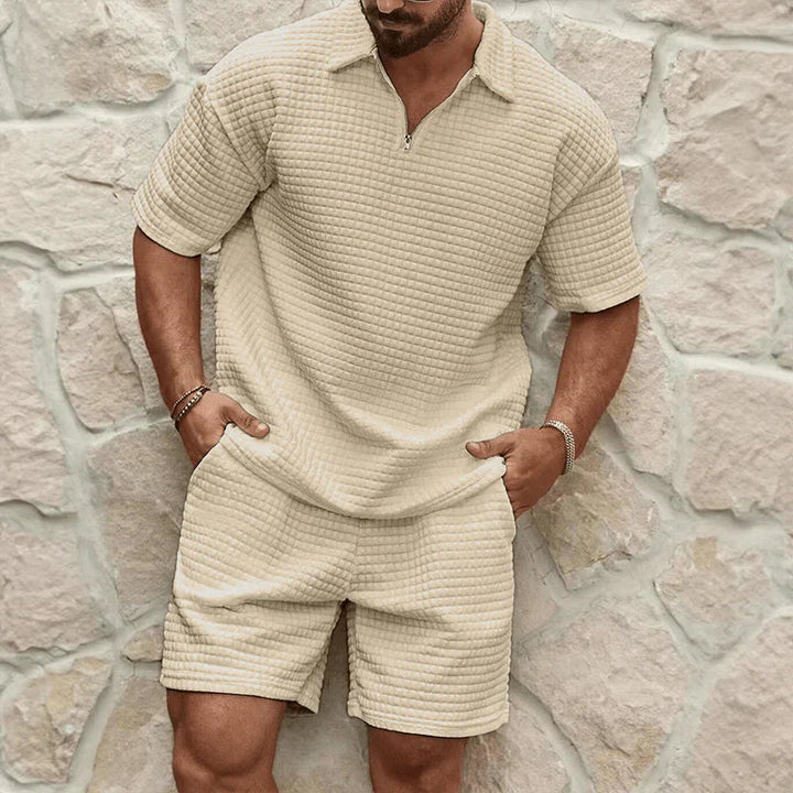 Lyst mænds todelt sommersæt med kortærmet t-shirt og matchende shorts for maksimal komfort.