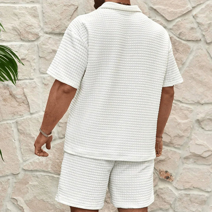 Sæt af mænds komfortable t-shirt og løse shorts, et perfekt todelt outfit til varme sommerdage.
