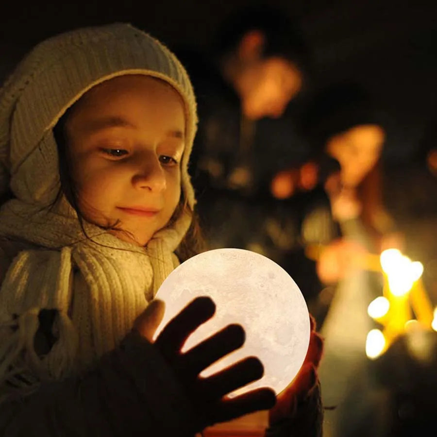 Månelampe LED natlampe til børneværelse. Skaber hyggelig stemning med justerbart lys og fjernbetjening.