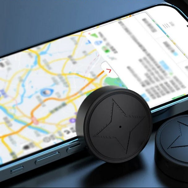 "Magnetisk bil GPS-tracker, kompakt design, diskret under bilen, sikrer realtidsovervågning og øget sikkerhed."
