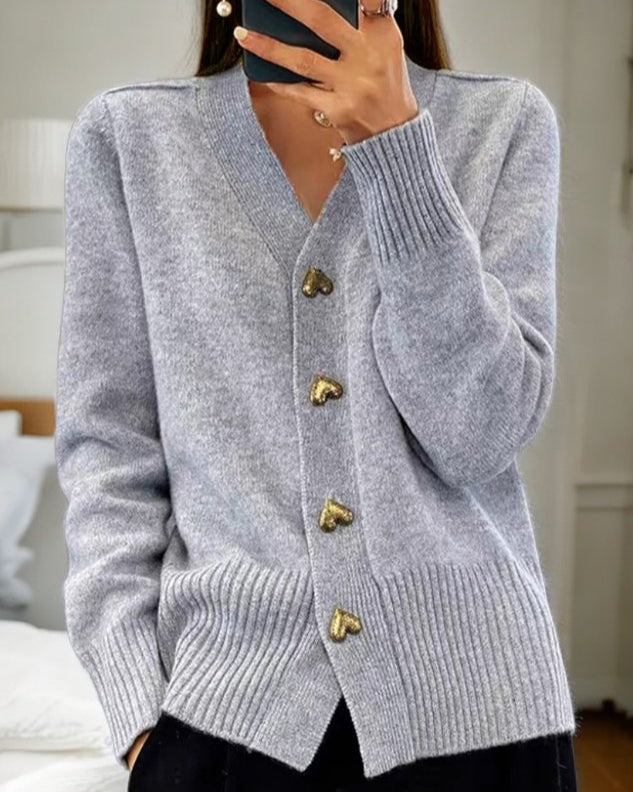 Dame cardigan med hjerteknapper, elegant design for stilfulde kvinder.