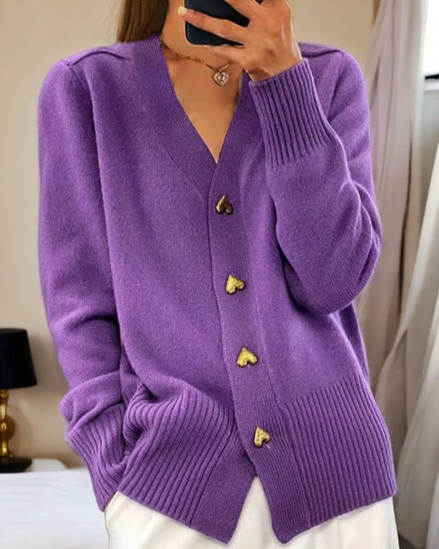 Dame cardigan med hjerteknapper, elegant design for stilfulde kvinder.