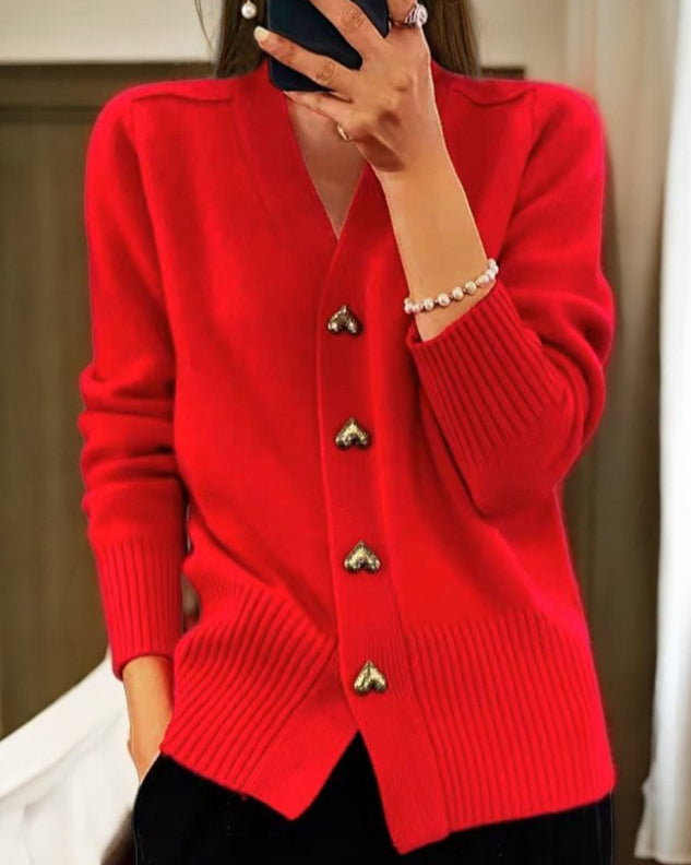 Dame cardigan med hjerteknapper, elegant design for stilfulde kvinder.