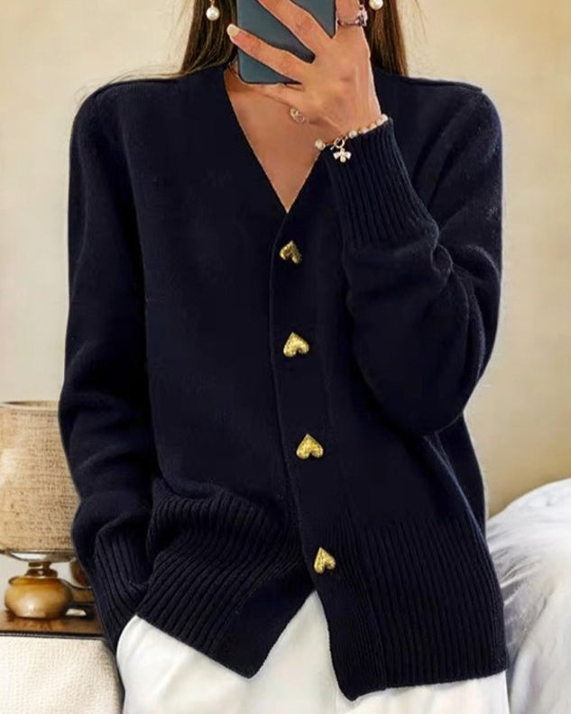 Dame cardigan med hjerteknapper, elegant design for stilfulde kvinder.