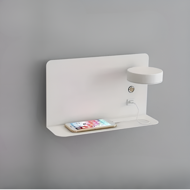 "Minimalistisk LED væglampe i aluminium med integreret USB-opladning og hylde, ideel til moderne soveværelser."