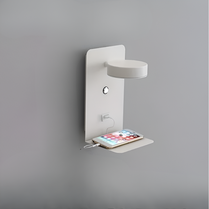 "Minimalistisk LED væglampe i aluminium med integreret USB-opladning og hylde, ideel til moderne soveværelser."