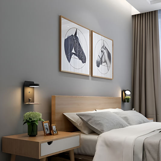 "Minimalistisk LED væglampe i aluminium med integreret USB-opladning og hylde, ideel til moderne soveværelser."