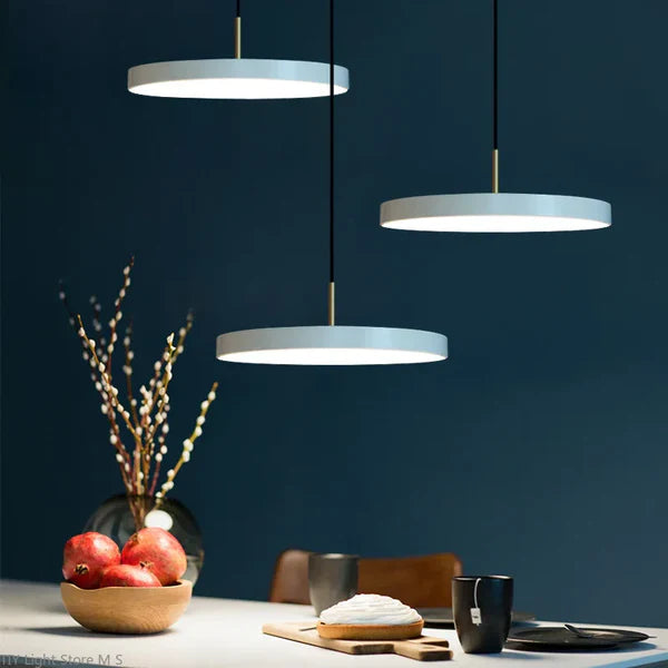 "Minimalistisk skandinavisk pendellampe i sort, hvid eller blå med klart glas og metal, perfekt til moderne indretning."