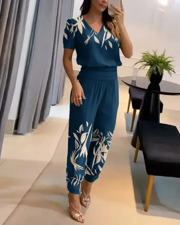 "Moderigtigt sæt til kvinder i beige, bluse og bukser med elastisk talje, klassisk look til både casual og formelle lejlighed