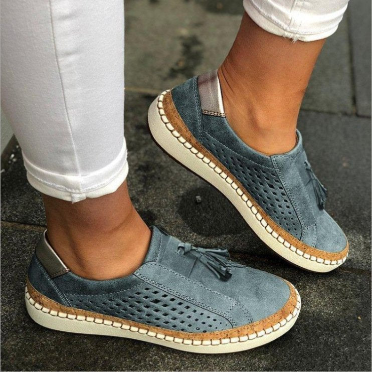 "Moderne åndbare slip ons til kvinder i letvægtsdesign med støtte, grå mesh overdel og hvid sål til komfortabel hverdag."