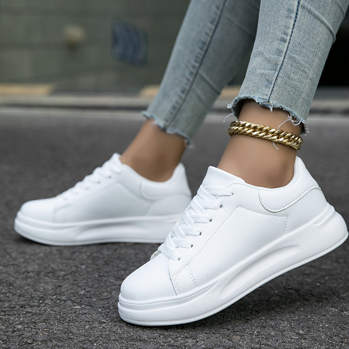 Hvide Dame Sneakers med moderne komfort og stil, ideelle som hverdagssko og modefodtøj.