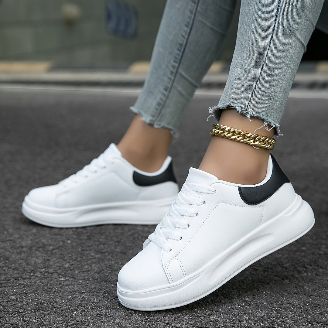 Sorte Dame Sneakers, stilfulde og komfortable fritidssko, perfekte til moderne look.