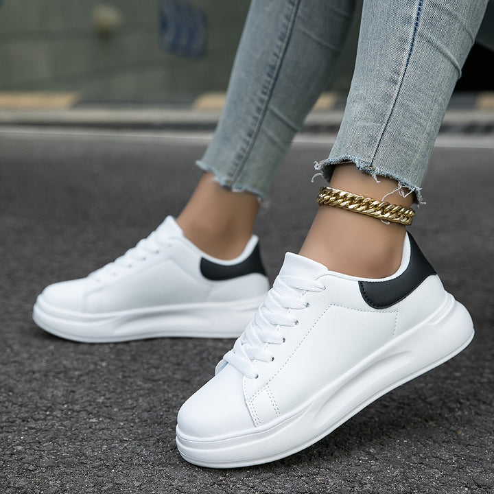 Sorte Dame Sneakers, stilfulde og komfortable fritidssko, perfekte til moderne look.