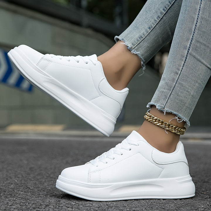 Dame Sneakers som moderne fritidssko, komfortable og stilfulde for et komplet hverdagssæt.